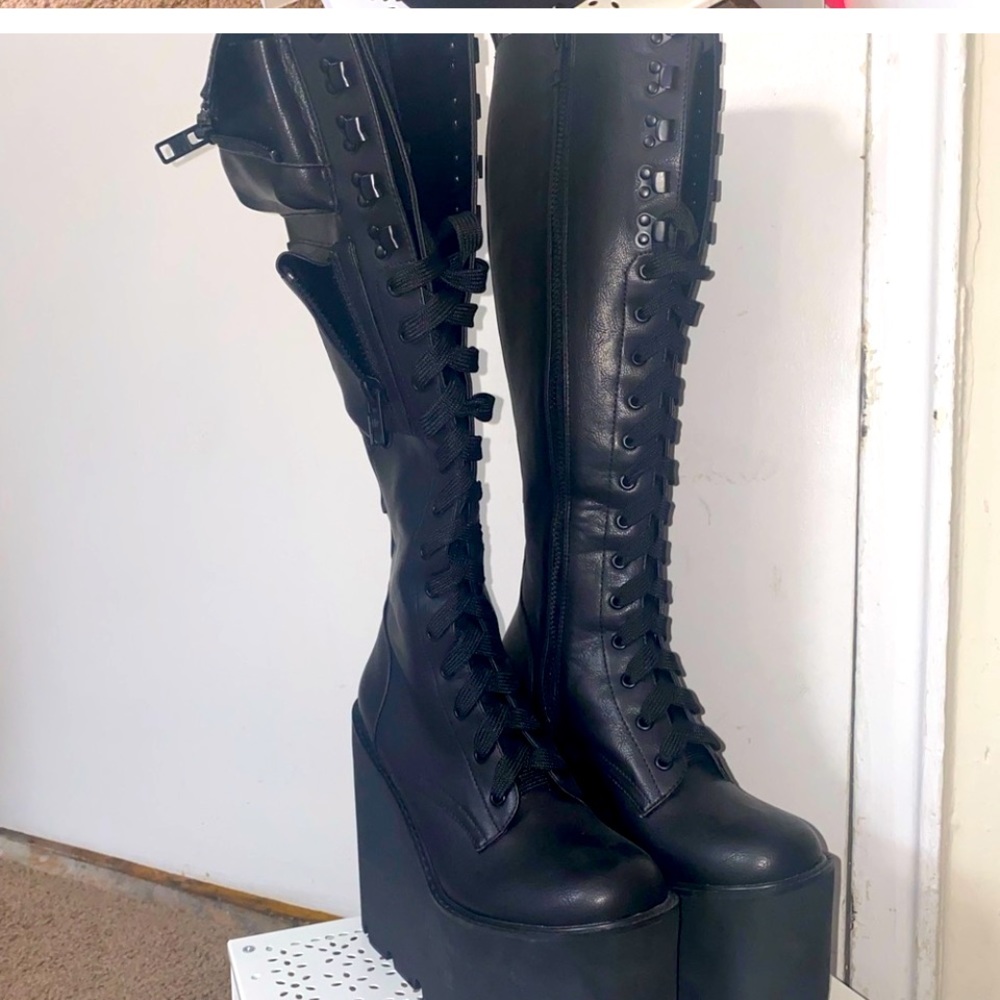 NWT-size W8-CURRENT MOOD 6inch high platform combat boot with pouches!